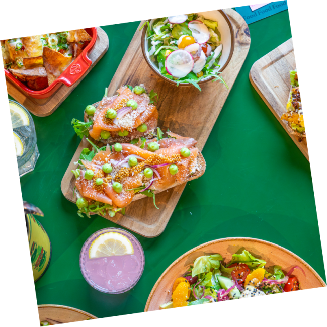 Een toast met zalm als lunch bij bar amelia