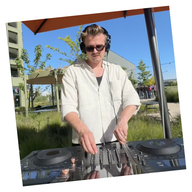DJ booth in gebruik bij Upoffiz Ghent Loop5